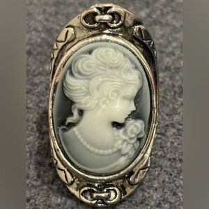 Elegant Silver Cameo Ring